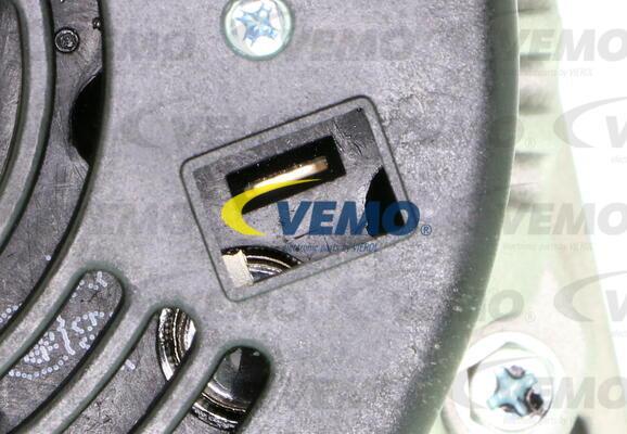 Vemo V30-13-36810 - Laturi inparts.fi